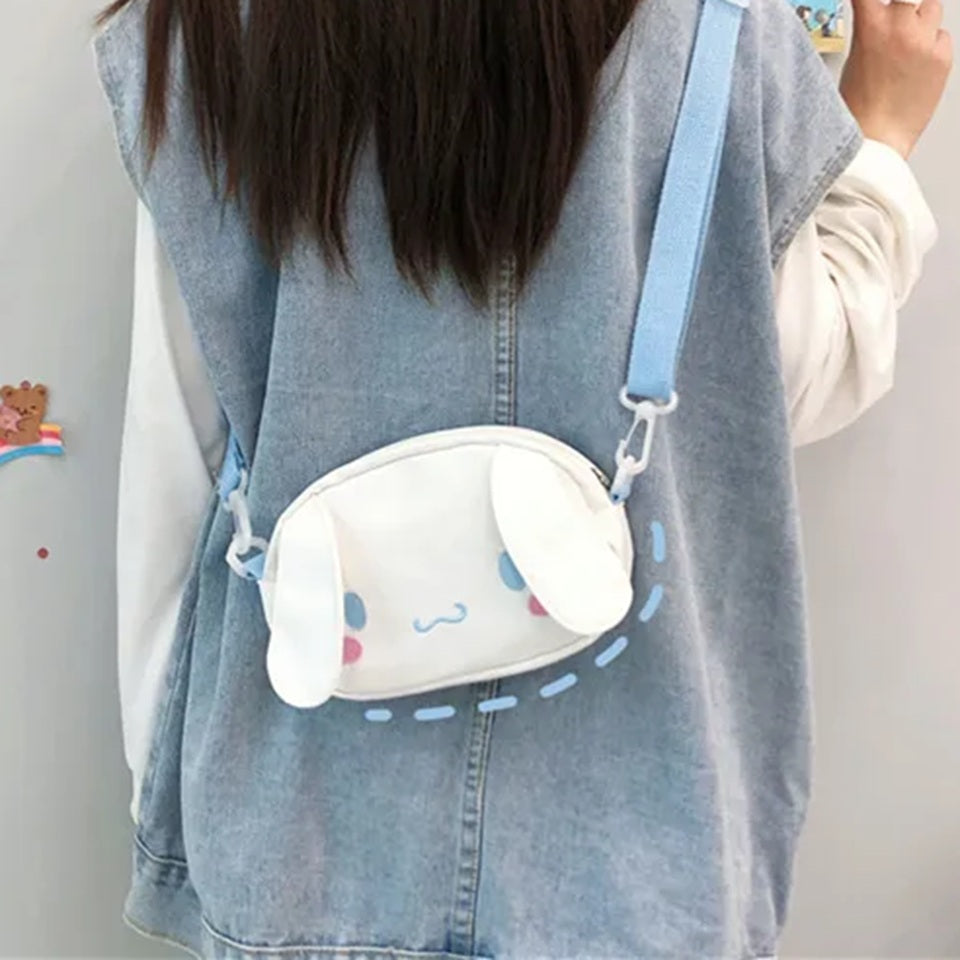 une adorable sacoche à bandoulière Cinnamoroll. Avec ses deux petites oreilles et son expression trop mignonne, elle est indispensable pour un look kawaii !