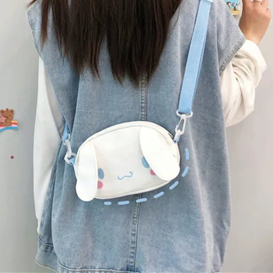 une adorable sacoche à bandoulière Cinnamoroll. Avec ses deux petites oreilles et son expression trop mignonne, elle est indispensable pour un look kawaii !