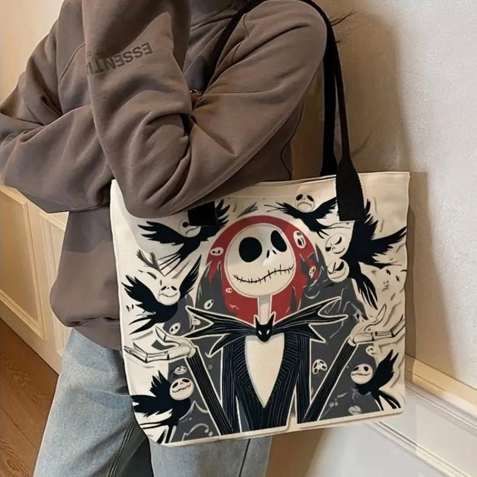 un sac fourre tout en polyester et avec une fermeture éclair illustré de Jack Skellington de l'étrange noël de Mr Jack. Style unique, sombre et magique pour les fans de l'univers de Tim Burton.