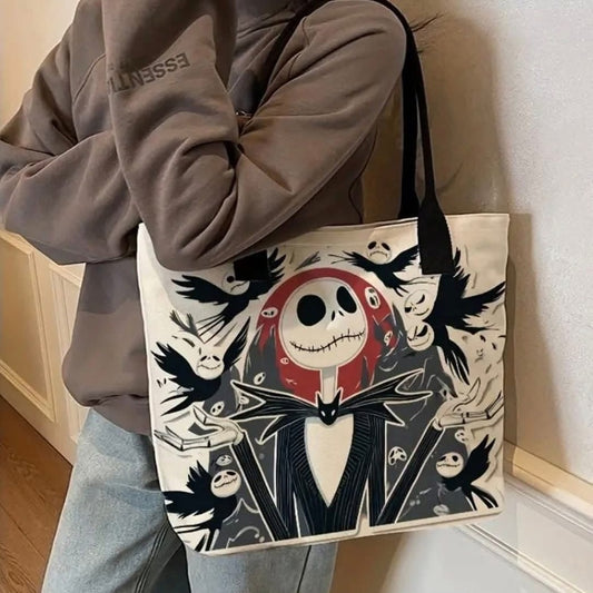 un sac fourre tout en polyester et avec une fermeture éclair illustré de Jack Skellington de l'étrange noël de Mr Jack. Style unique, sombre et magique pour les fans de l'univers de Tim Burton.