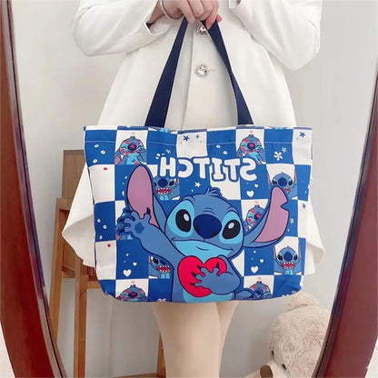 un sac fourre tout aux couleurs de stitch. Il est présenté avec un coeur rouge dans ses mains. Adorable, stylé et mignon, ce sac est pratique pour transporter toutes vos affaires.