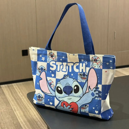 un sac fourre tout aux couleurs de stitch. Il est présenté avec un coeur rouge dans ses mains. Adorable, stylé et mignon, ce sac est pratique pour transporter toutes vos affaires.