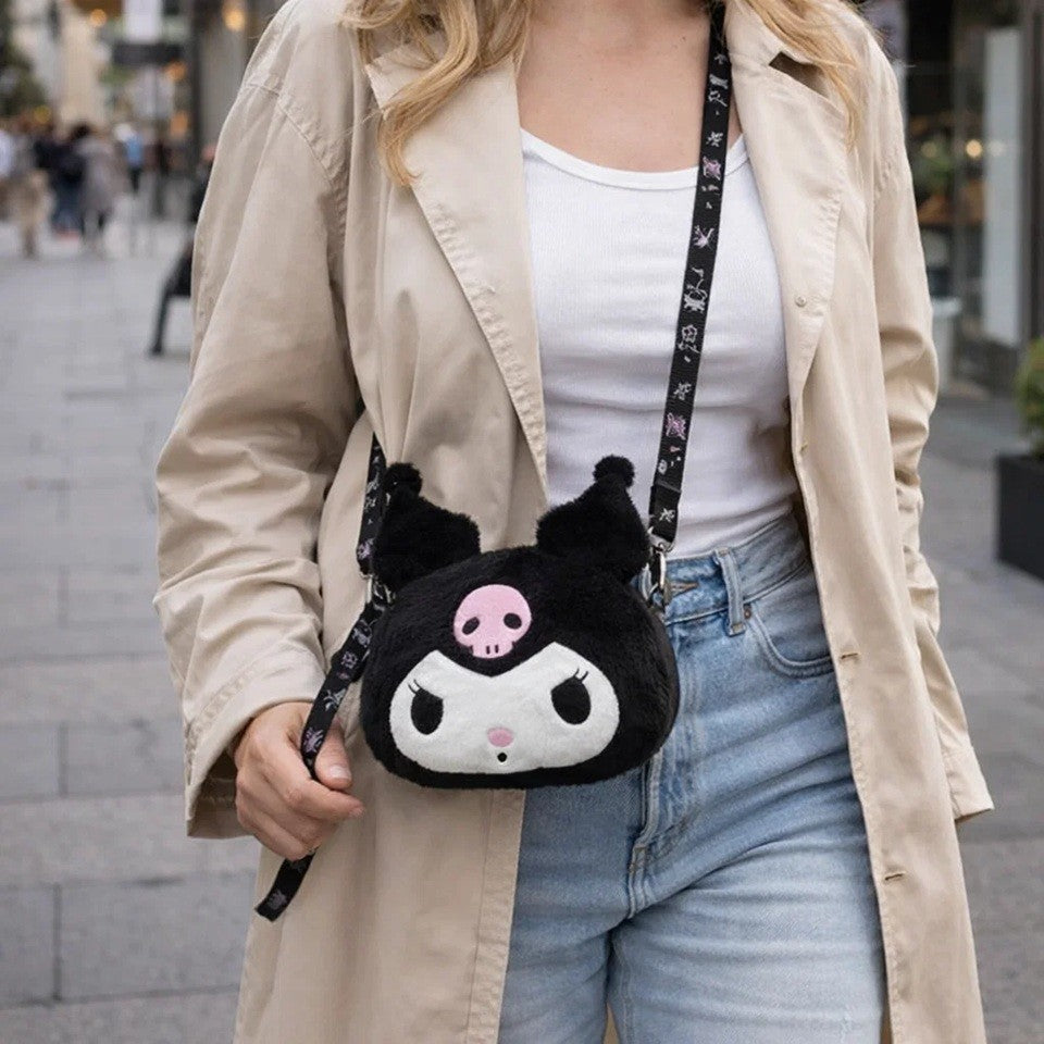 une petite sacoche kuromi toute en peluche et en douceur.