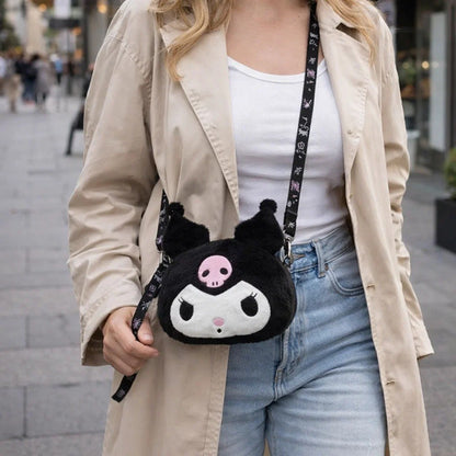 une petite sacoche kuromi toute en peluche et en douceur.