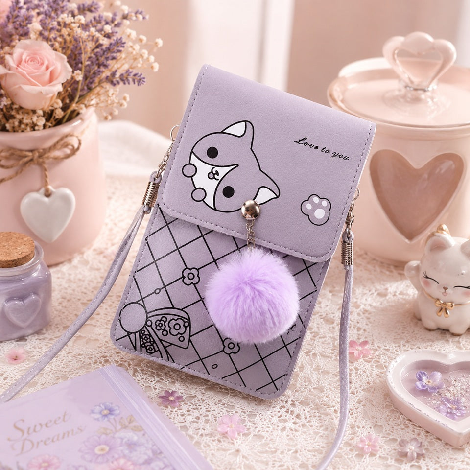 Sacoche téléphone kawaii grise violette avec motif chat, pompon lavande et bandoulière, mise en scène dans un décor pastel romantique avec fleurs, bougies, figurine de chat et accessoires décoratifs, idéale comme petit sac à bandoulière pour femme.