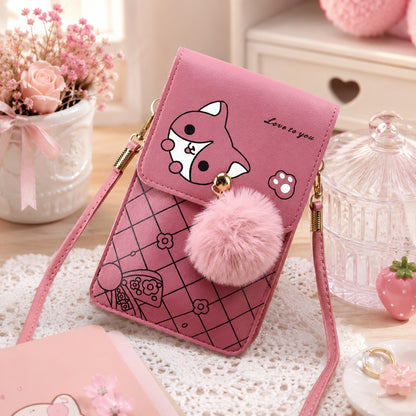Sacoche téléphone rose kawaii avec motif chat, pompon en fausse fourrure et bandoulière, présentée dans un décor pastel mignon avec fleurs, accessoires décoratifs et lumière naturelle, idéale comme petit sac à bandoulière pour femme.