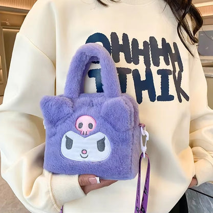 un petit sac violet tout en peluche à l'effigie de kuromi, le personnage le plus rebel de l'univers Sanrio. Tout doux, il est super stylé !