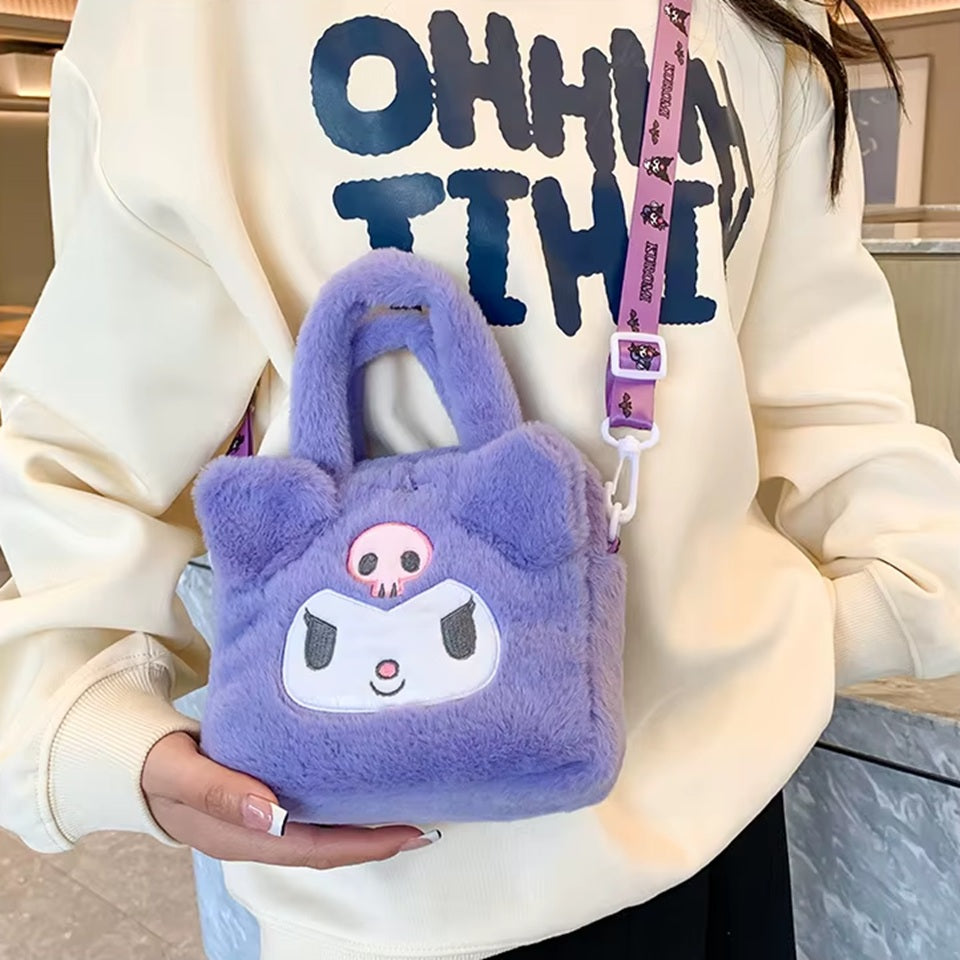 un petit sac violet tout en peluche à l'effigie de kuromi, le personnage le plus rebel de l'univers Sanrio. Tout doux, il est super stylé !