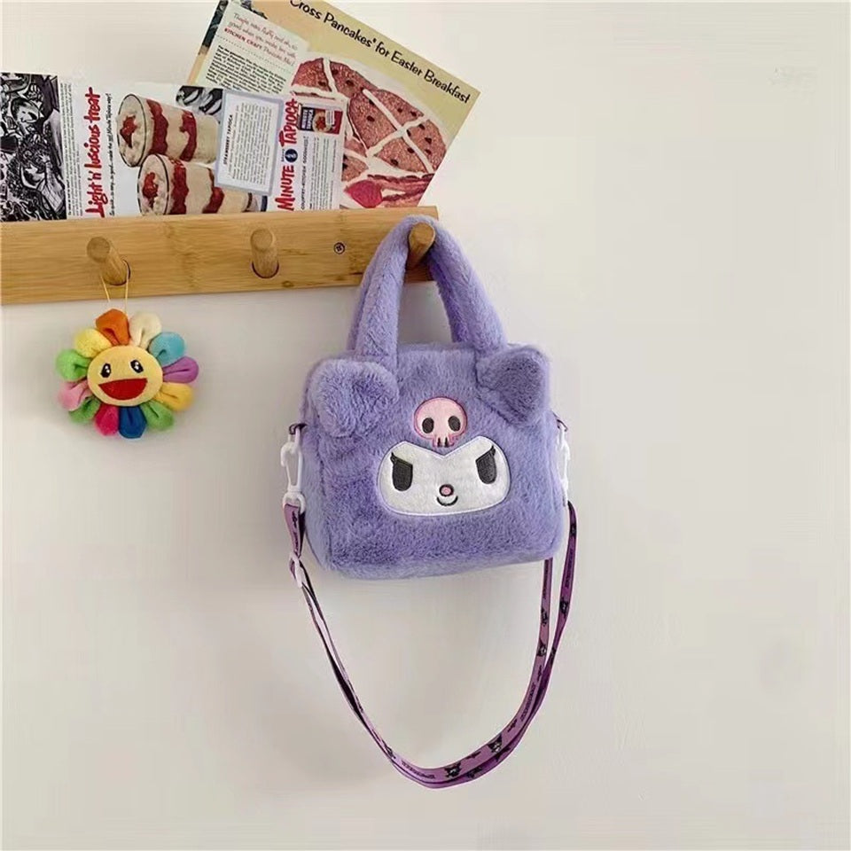 un petit sac violet tout en peluche à l'effigie de kuromi, le personnage le plus rebel de l'univers Sanrio. Tout doux, il est super stylé !