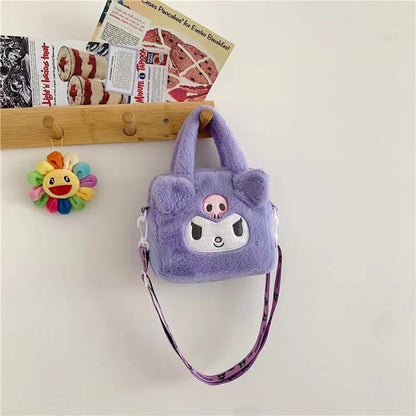 un petit sac violet tout en peluche à l'effigie de kuromi, le personnage le plus rebel de l'univers Sanrio. Tout doux, il est super stylé !