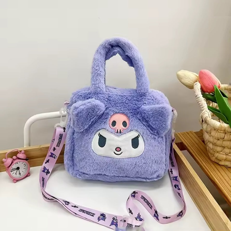 un petit sac violet tout en peluche à l'effigie de kuromi, le personnage le plus rebel de l'univers Sanrio. Tout doux, il est super stylé !