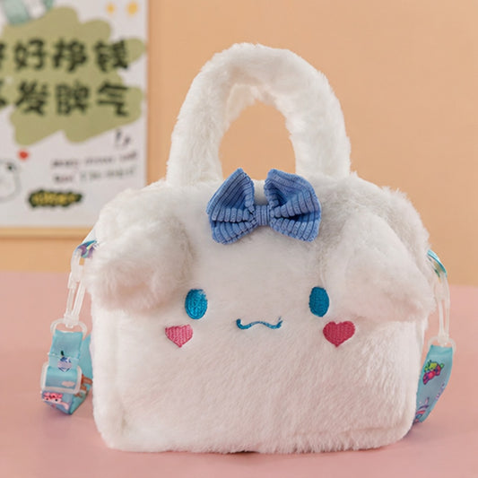 une petite sacoche toute douce et fluffy de Cinnamoroll. Elle est blanche et les yeux et des coeurs roses sont brodés dessus et arbore un joli noeud bleu. Elle a une expression kawaii et adorable.