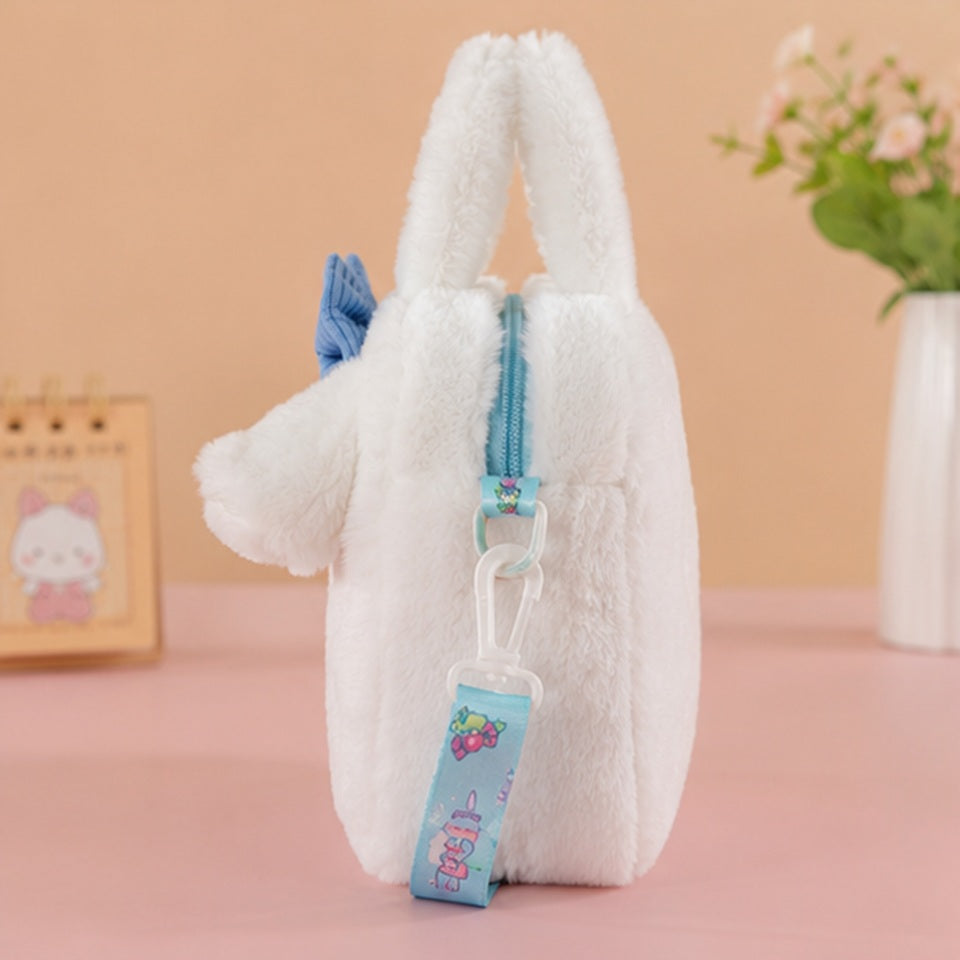 une petite sacoche toute douce et fluffy de Cinnamoroll. Elle est de côté dans une pièce rose. Elle a une bandoulière bleue.