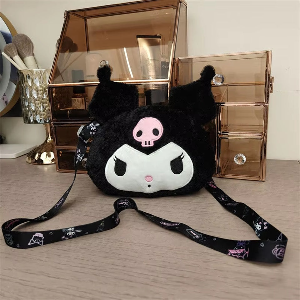 une petite sacoche kuromi toute en peluche et en douceur.