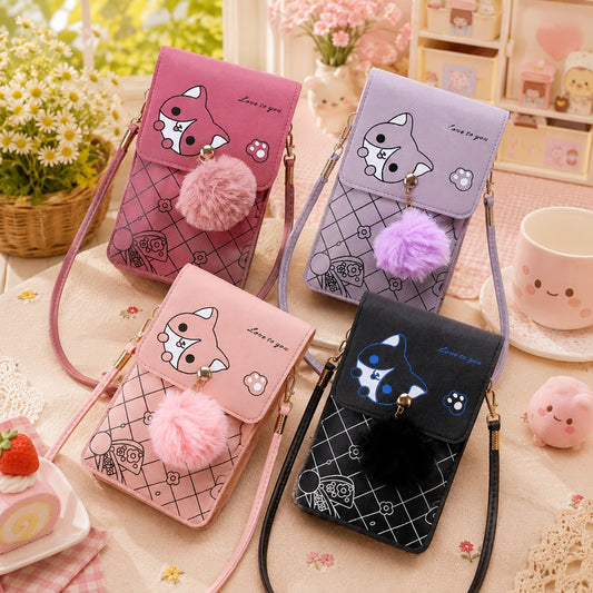 Collection de quatre sacoches téléphone kawaii pour femme avec motif chat, pompon en fausse fourrure et bandoulière. Modèles rose, rose clair, violet et noir présentés dans un décor mignon aux tons pastel avec fleurs, pâtisserie et accessoires décoratifs.