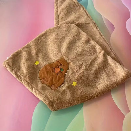 une serviette pour cheveux capybara toute mignonne. Avec son capybara brodé et son sourire charmeur, elle est utile et pratique pour maintenir et sécher les cheveux après la douche ou le bain.