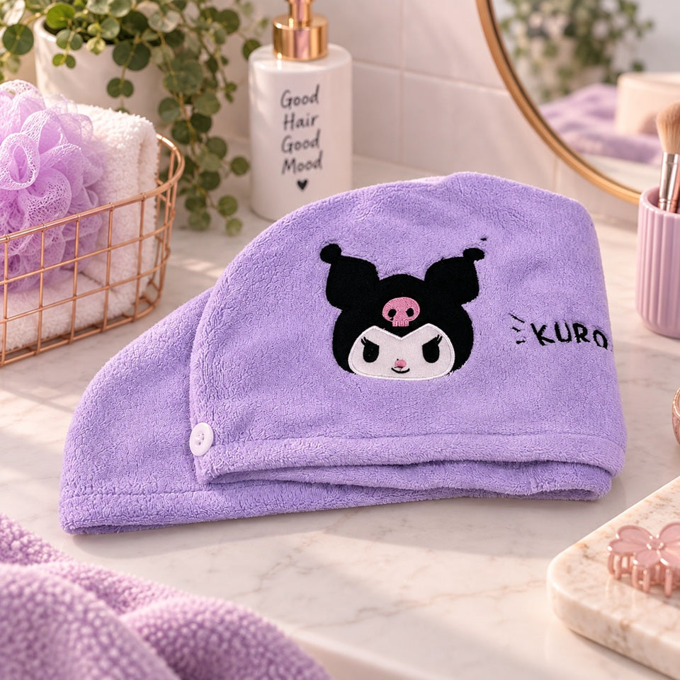 Bonnet serviette pour cheveux Kuromi violet en tissu doux et absorbant, présenté dans un joli décor de salle de bain aux tons pastel.