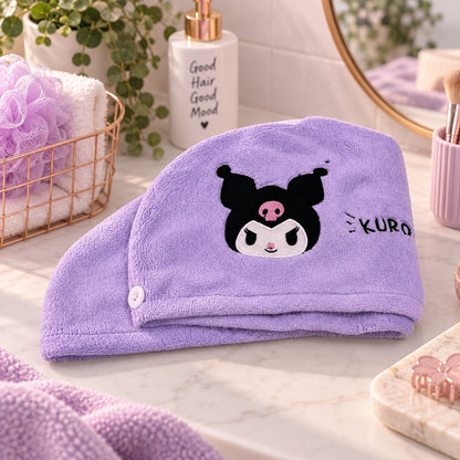Bonnet serviette pour cheveux Kuromi violet en tissu doux et absorbant, présenté dans un joli décor de salle de bain aux tons pastel.