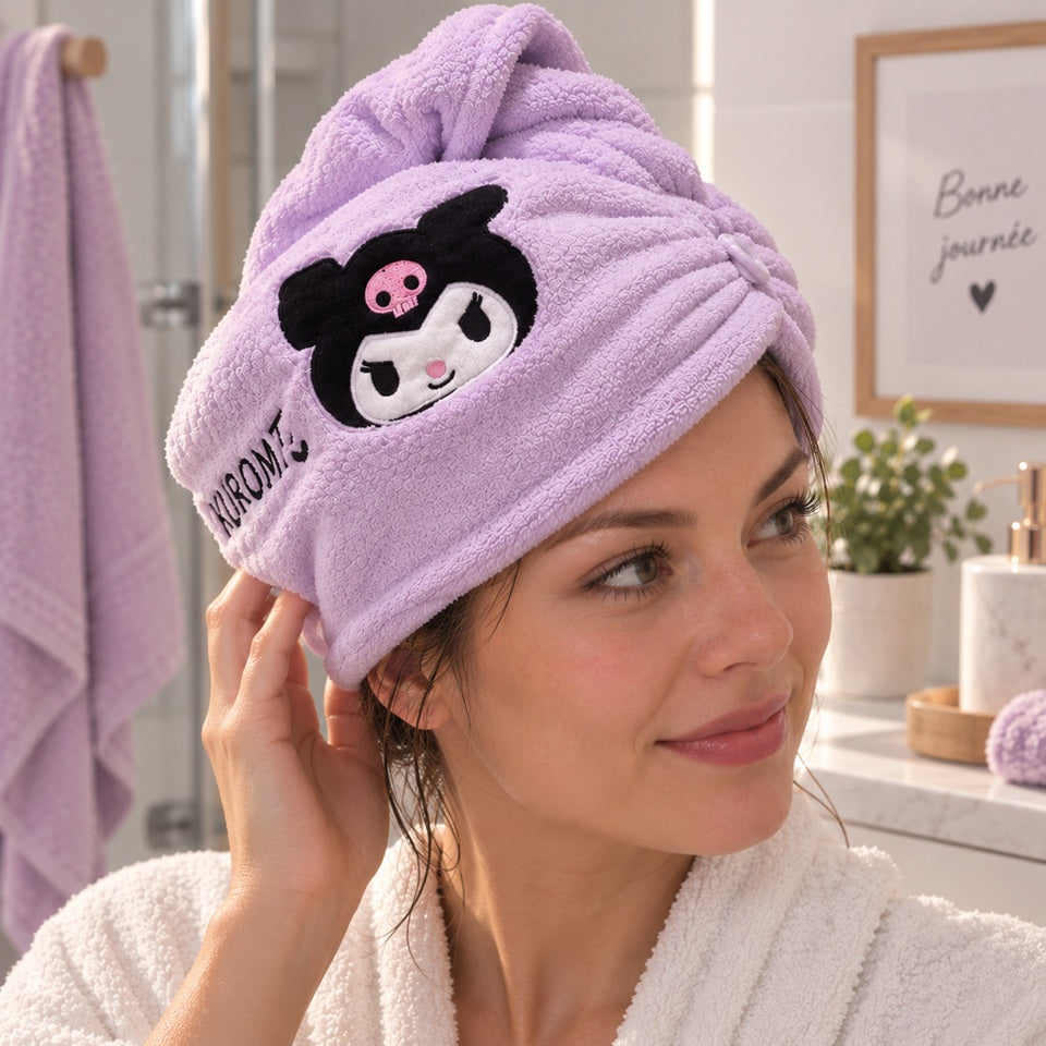 Femme portant un bonnet serviette Kuromi violet pour sécher ses cheveux légèrement mouillés, dans une salle de bain lumineuse et élégante.