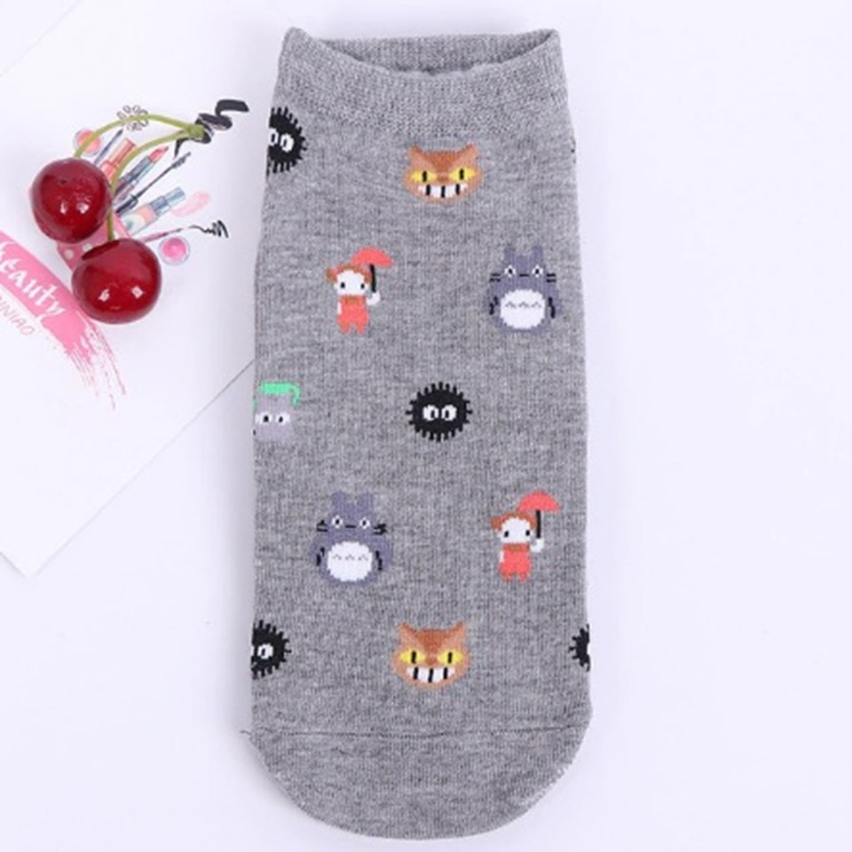 des chaussettes colorées et toutes douces inspirés du film mon voisin totoro : beige, gris, bleu, blanc et rose. On rerouve les personnages principaux du film.