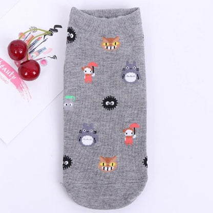 des chaussettes colorées et toutes douces inspirés du film mon voisin totoro : beige, gris, bleu, blanc et rose. On rerouve les personnages principaux du film.