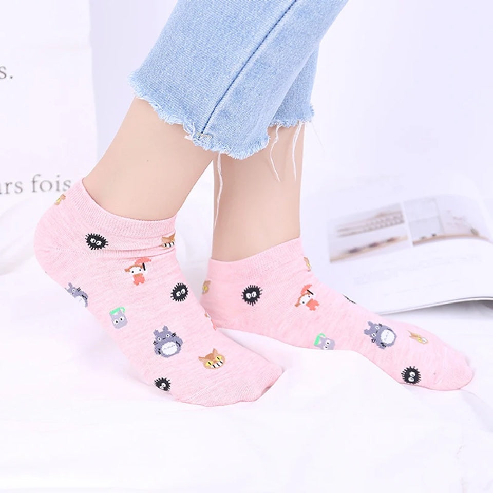 des chaussettes colorées et toutes douces inspirés du film mon voisin totoro : beige, gris, bleu, blanc et rose. On rerouve les personnages principaux du film.