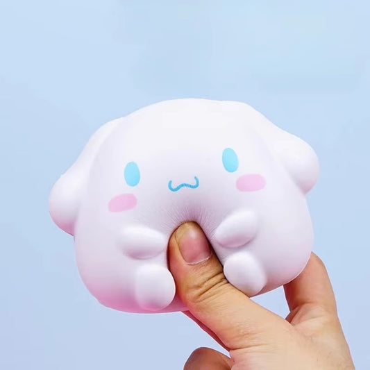 un squishy tout mou et tout oux en forme de Cinnamoroll, le personnage tout tendre de Sanrio. Effet anti stress garanti