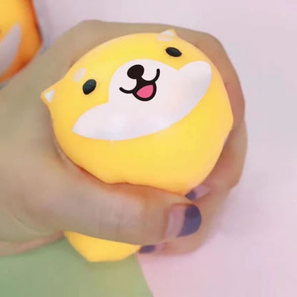 un squishy jaune tout mou en forme de shiba inu rigolo et mignon. Serrez-le pour un effet anti stress immédiat.