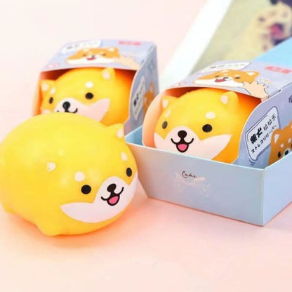 un squishy jaune tout mou en forme de shiba inu rigolo et mignon. Serrez-le pour un effet anti stress immédiat.