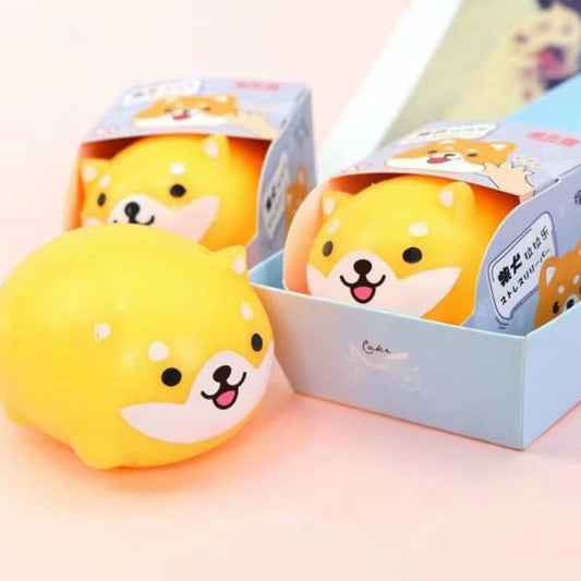 un squishy jaune tout mou en forme de shiba inu rigolo et mignon. Serrez-le pour un effet anti stress immédiat.