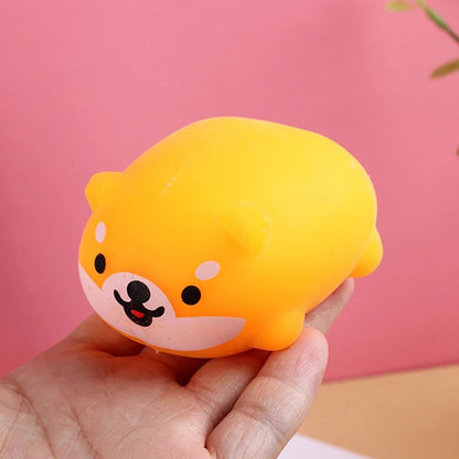 un squishy jaune tout mou en forme de shiba inu rigolo et mignon. Serrez-le pour un effet anti stress immédiat.