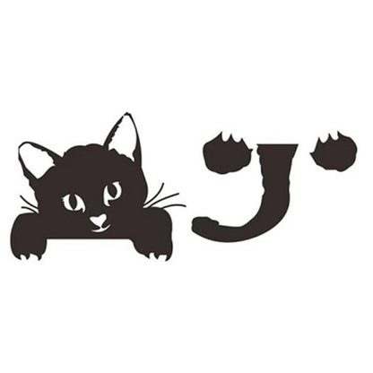 un sticker mural d'un chat noir très mignon et espiègle Il est divisé en deux parties : une supérieure à coller au-dessus d'un interrupteur et la partie inférieure en dessous. Il ajoute une touche mignonne à une pièce.
