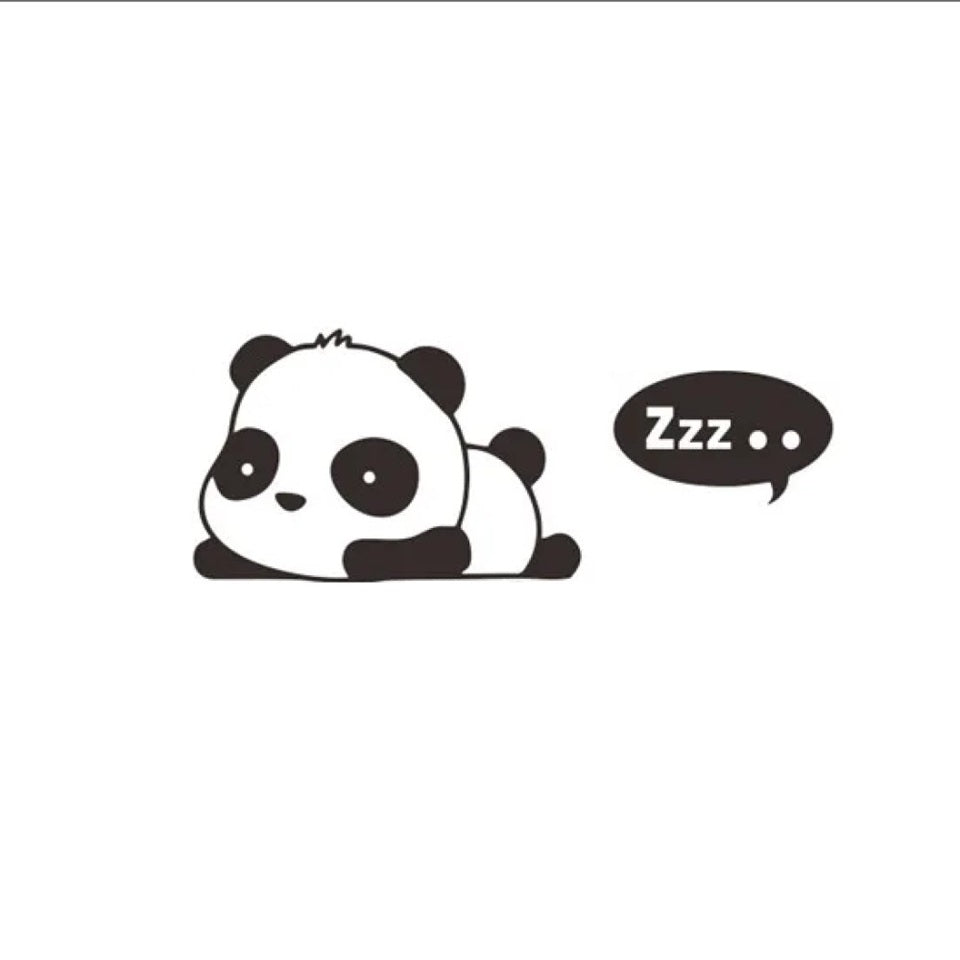 un sticker décoratif mural d'un petit panda qui dort. Très mignon et adorable, il apporte une touche adorable à une pièce.