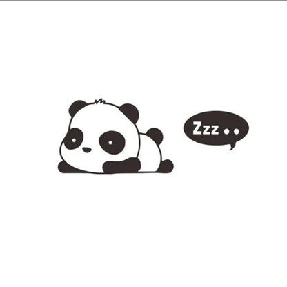 un sticker décoratif mural d'un petit panda qui dort. Très mignon et adorable, il apporte une touche adorable à une pièce.