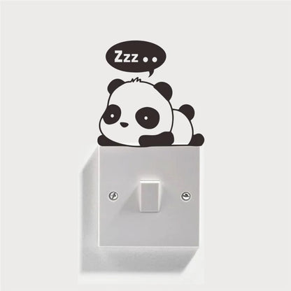 un sticker décoratif mural d'un petit panda qui dort. Très mignon et adorable, il apporte une touche adorable à une pièce.