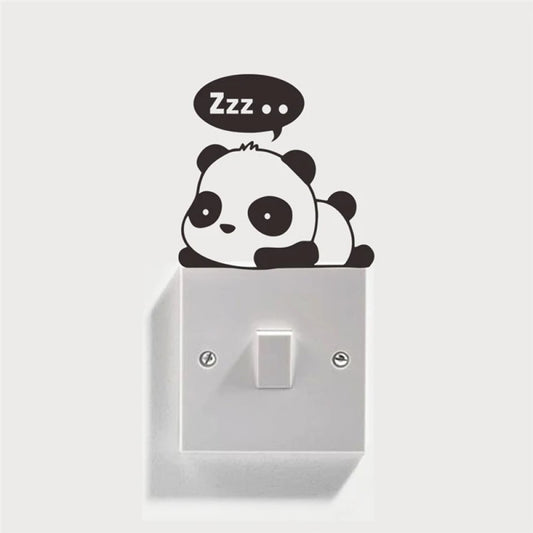 un sticker décoratif mural d'un petit panda qui dort. Très mignon et adorable, il apporte une touche adorable à une pièce.