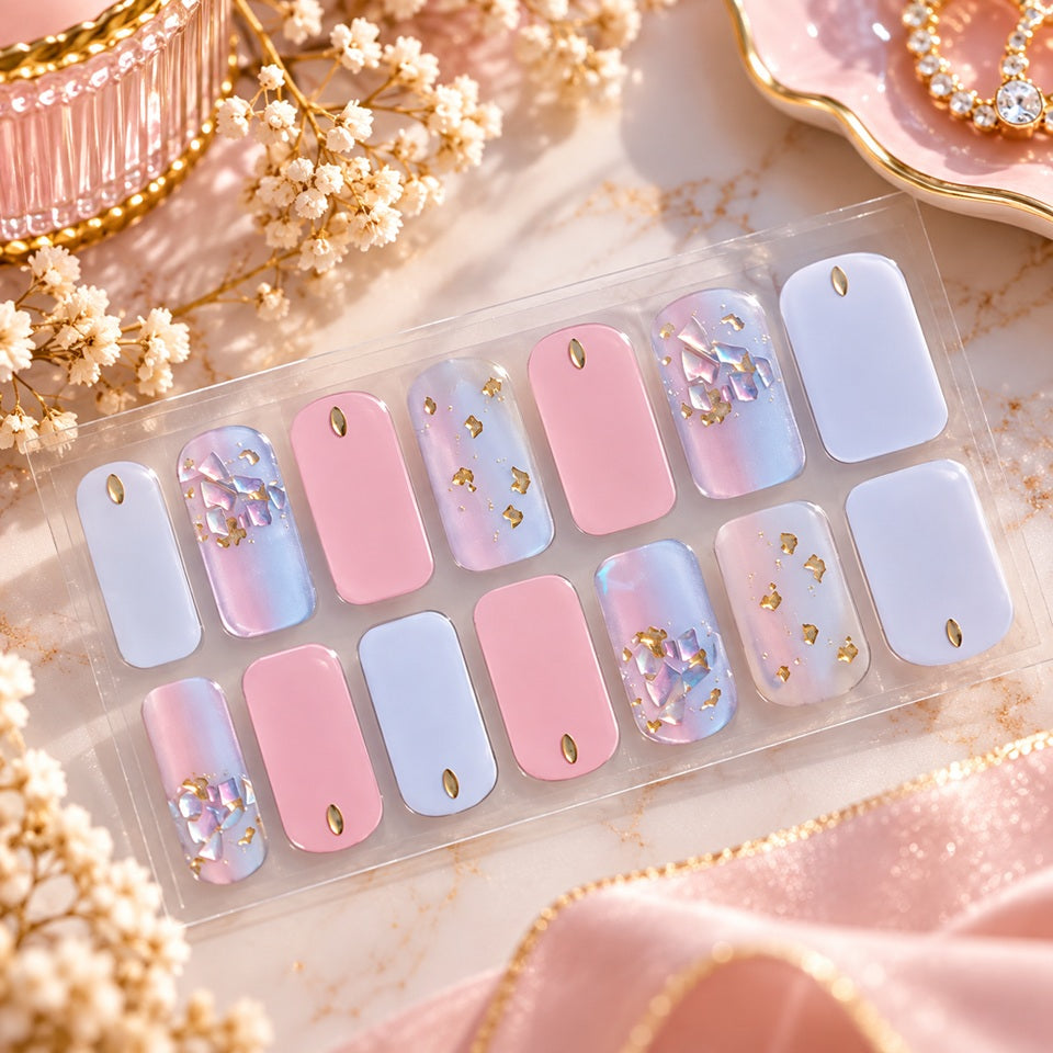 Stickers nail art rose pastel, bleu clair et nacrés, décorés d’éclats dorés et irisés, présentés dans un élégant décor beauté rose et fleuri.