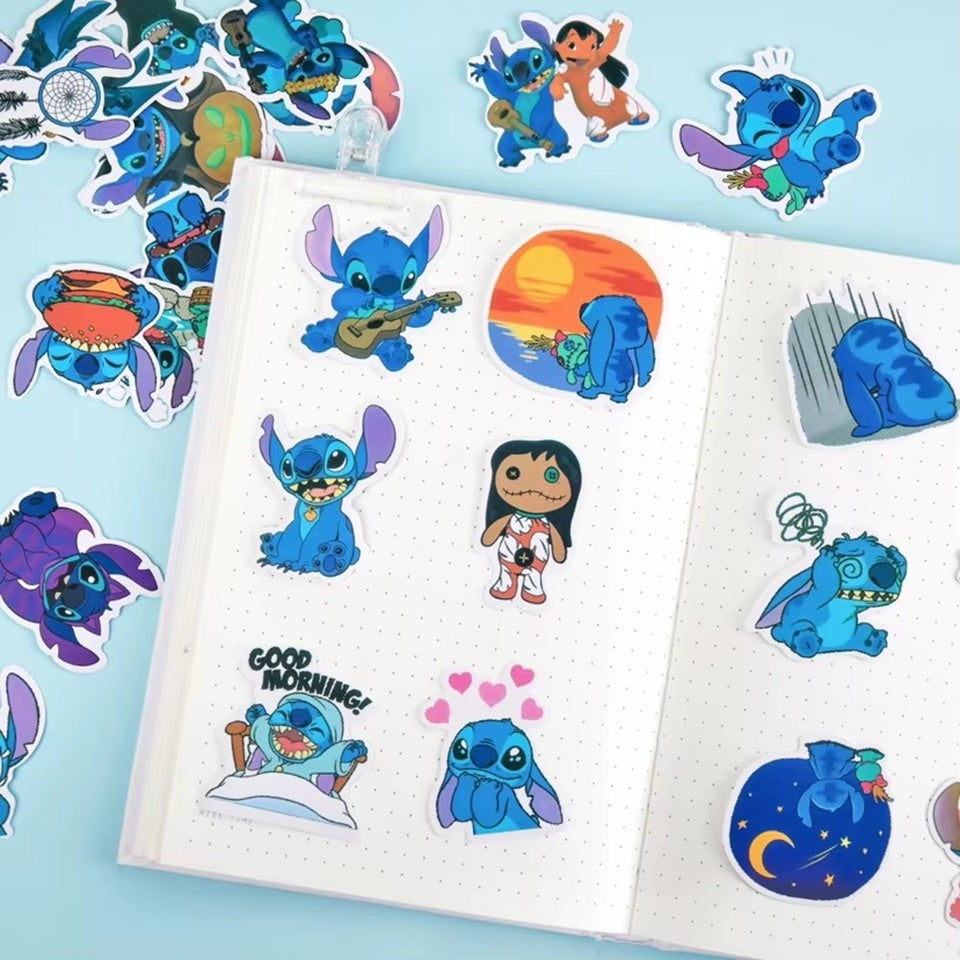 un lot de stickers inspirés de Lilo et Stitch, pleins de charme et de complicité. Idéal pour le scrapbooking et pour personnaliser tous les carnets, cahiers etc...