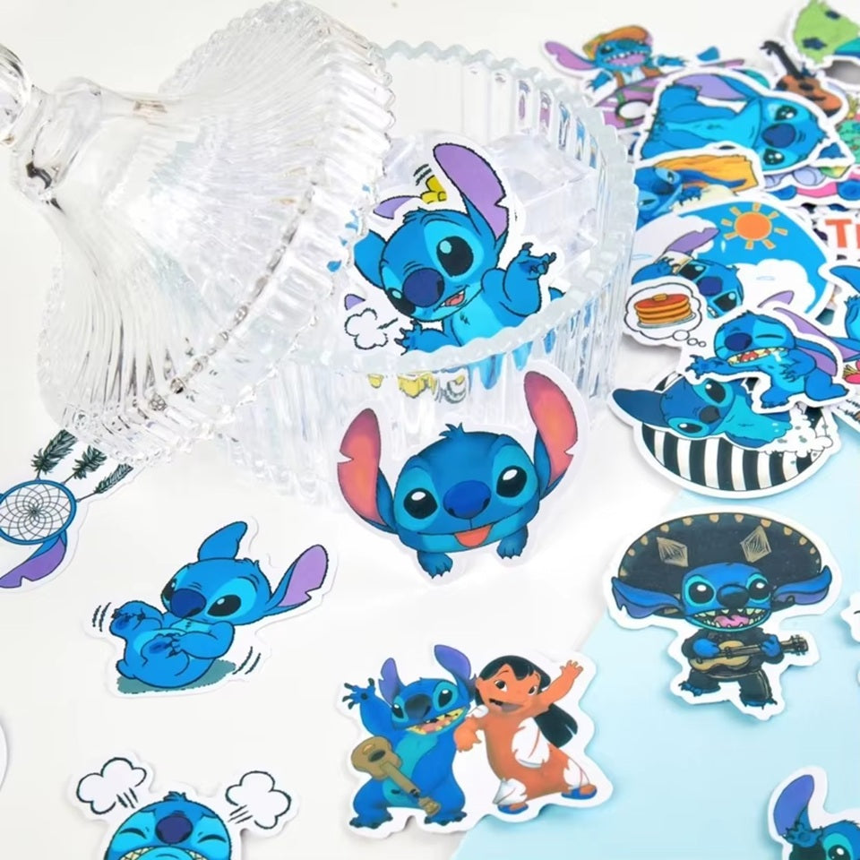 un lot de stickers inspirés de Lilo et Stitch, pleins de charme et de complicité. Idéal pour le scrapbooking et pour personnaliser tous les carnets, cahiers etc...