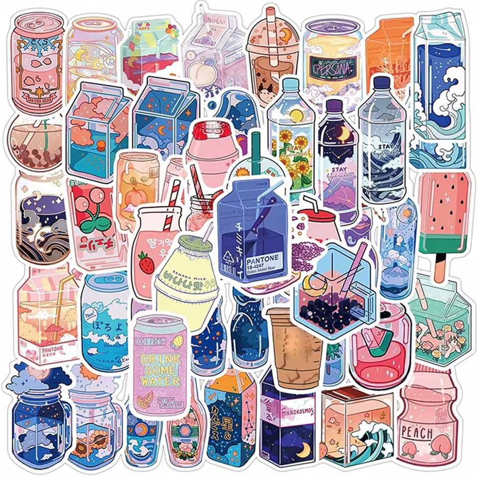 un lot de 20 stickers en forme de boissons colorées et super kawaii : canettes, gobelets, bouteilles, briquettes etc... Ils contiennent des boissons en tout genre avec des fleurs, des fruits ou des étoiles. Ils sont super kawaii et trop mignons !