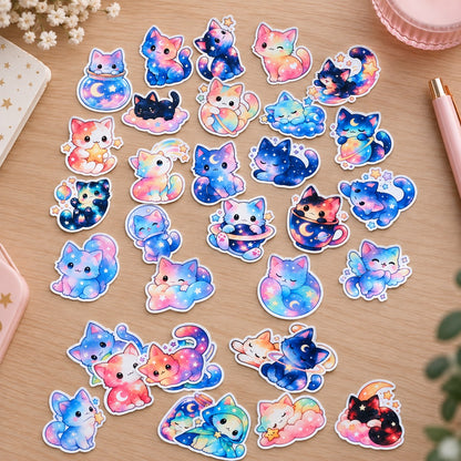 Lot de stickers chats galaxie kawaii aux couleurs pastel, avec étoiles, lunes, planètes et motifs célestes, présentés dans un joli décor doux et coloré.