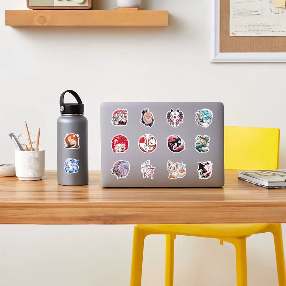 un lot de 20 stickers reprenant un design de kistune à une ou plusieurs queues. Ce renard mythique du folklore japonais ajoute une touche mystérieuse à tous vos projets.