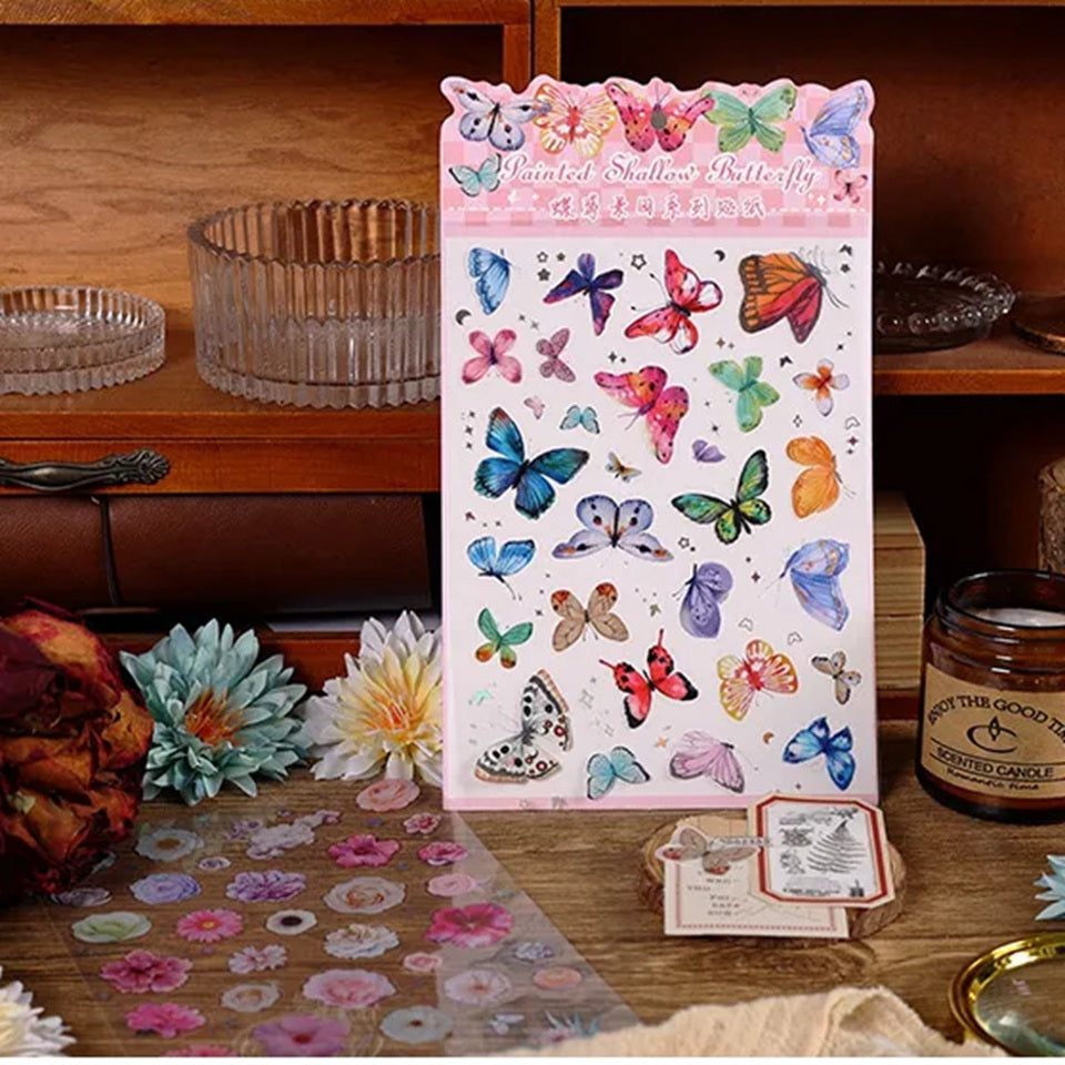 des planches de stickers représentant des papillons colorés et des fleurs. Style floral, printanier et poétique tout en douceur et en couleur. Parfaits pour le scrapbooking.
