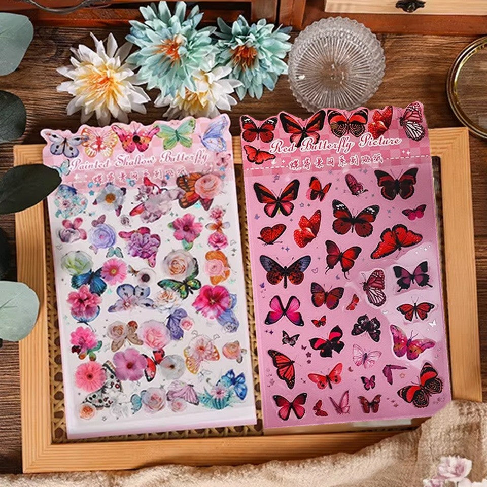 des planches de stickers représentant des papillons colorés et des fleurs. Style floral, printanier et poétique tout en douceur et en couleur. Parfaits pour le scrapbooking.