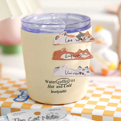 Des sticky notes tout mignon en forme de chats allongés ou jouant avec des pelotes de laine. Ils sont pratiques et utiles pour marquer vos pages préférées, vos notes importantes tout en ajoutant une touche fun et mignonne.