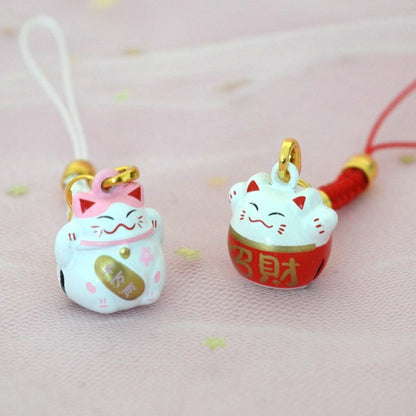 des porte-clés en forme de maneki neko sous forme de grelot. Il y a plusieurs couleurs et designs différents. 