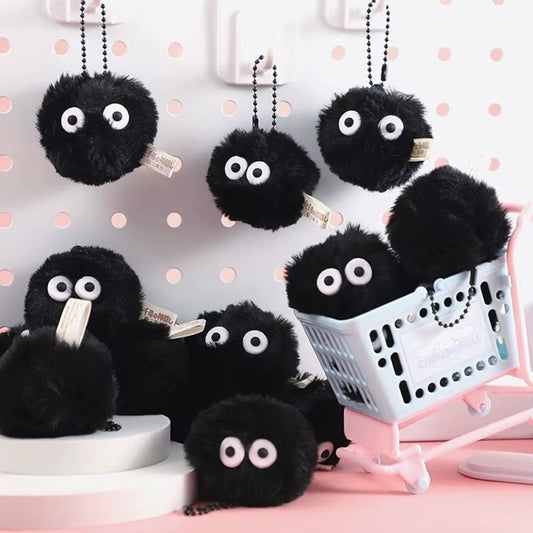 un porte-clé en forme de noiraude toute douce et toute noire, inspirée des petites créatures du Studio Ghibli.
