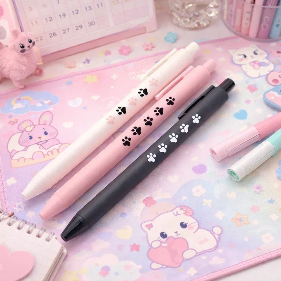 Un stylo blanc, noir ou rose parsemé de petites empreintes de pattes d'animaux toutes mignonnes
