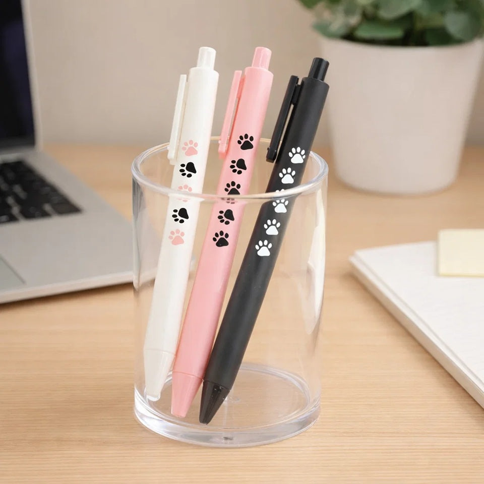Un stylo blanc, noir ou rose parsemé de petites empreintes de pattes d'animaux toutes mignonnes