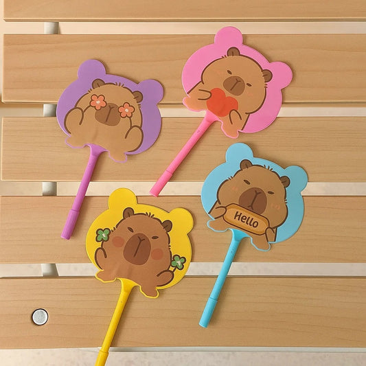 des stylos en forme de capybara tout mignons et colorés.  Avec leur design original et adorables, ils apportent gaieté et mignonnitude à votre bureau.